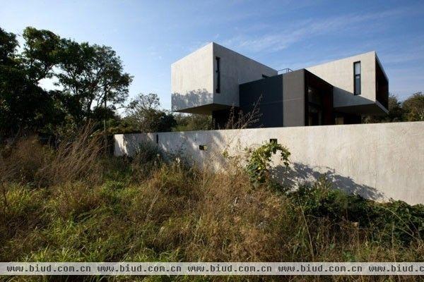 住宅在材料和色调搭配上非常协调。混凝土表面涂层遍及住宅周围，住宅外表皮则由第一层的黑色渐变成第二层的灰色，鉴于住宅选址的地面土壤为棕红色，因此，住宅在内饰的色调选择上也主要以无涂层的混凝土灰，黑灰以及棕红为主。