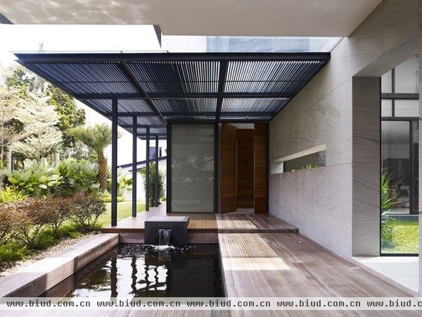 用一个词来形容这幢位于新加坡的Berrima大宅，就是：禅宗。打造这间住宅的Park + Associates设计公司，在设计中融入了不少亚洲元素。另一方面，设计师注重了不同区域的分割，亦利用玻璃材质使得室内光线明亮，并且可以看到室外的绿植。