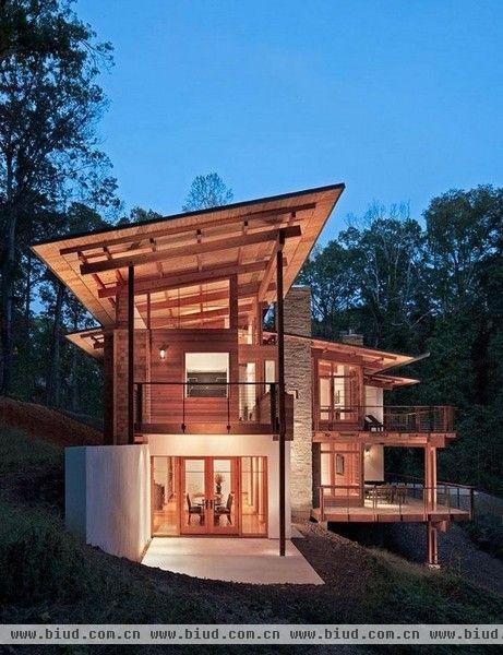 Studio One建筑设计工作室完成了位于佐治亚州亚特兰大市一座现代主义的木质住宅设计。住宅注重了实用性与环保，既充分利用了太阳的能源，甚至还设计了雨水储藏，来实现自然能源的利用，作为现代住宅，环保功能十分重要，不妨可以参考这一间设计。