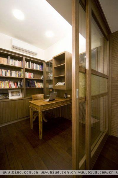 书房以夹丝玻璃搭配清玻璃作为推拉门扉的设计，让书房与走道区域保持通透而开放的空间感，其中以木作铺陈，展现温润的阅读氛围。