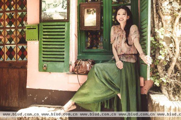  林志玲（1974年11月29日- ）昵称玲玲、冰淇凌，身高175cm ，三围34C 24 36 ，是台湾的一位超级名模，是港台两地的大明星。2003年，林志玲取代萧蔷当选“台湾第一美女”，接拍了无数名牌广告。2007年，林志玲和吴宇森合作拍摄大片《赤壁》，饰演周瑜的妻子小乔。 