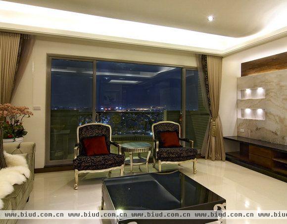 并善用位处高楼的优势，将大片落地窗外迷人的都会夜景引入室内，轻松营造在自家享受浪漫夜色的舒适场景。