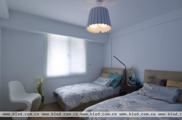 甘纳设计林仕杰是空间质朴家，其所设计的空间，似乎就如同空间诗学中所说的：有时，意象越朴拙，梦想反而更加广袤。他在极简与舒适中寻找平衡点，质朴的设计思维让人们追求那份极简的美感之外，还不忘家的温润与静谧感，而更能够回归自然。以淡蓝色为色调的寝室，缀上具有朴质质感的主灯，整个空间似乎就有种悉心包覆的感觉。想静静的沉睡在里头，光透过布洒入室内，百合让整个房间散发着淡淡的花香，蕨类也透过百叶窗吐纳出自然生息。
