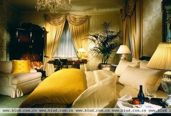 纽约 华尔道夫酒店 总统套房 　　 令人喜爱之处：屋内看起来像是总统的办公室，是由淡黄色、金色和蓝色为主色调装饰的。在餐厅内断层式柜子的碟子上你可以看到总统印章，此外它还被蚀刻在卧室壁灯的玻璃上。 　