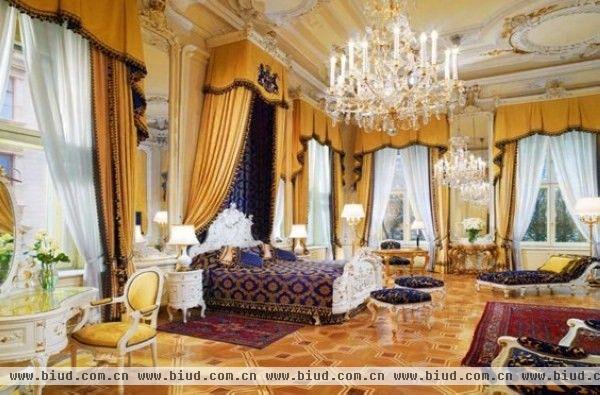 维也纳 帝国酒店 皇家套房 　　 价格：每晚大约3800美元 　　 布局：巨大的枝形吊灯从平流的天花板悬垂下来。屋内颜色夺目豪华感十足，有白色、金色还有海军蓝。客厅宽敞，容纳有两个休息区以及一个办公桌、一个餐桌。屋内由木地板铺就，室内装饰雕嵌细致。躺在织锦包裹的沙发上，这间有三个卧室的套房会让你联想到弦乐四重奏、加冕服，让你恍惚其中。 服务：服务标准规范，服务人员彬彬有礼。 　　 值得一提之处：接待过的名人无数：伊丽莎白?泰勒、理查德?巴顿、嘎嘎小姐、布拉德?皮特和安吉丽娜?朱莉；它的内部建筑受到历史保护法的保护。