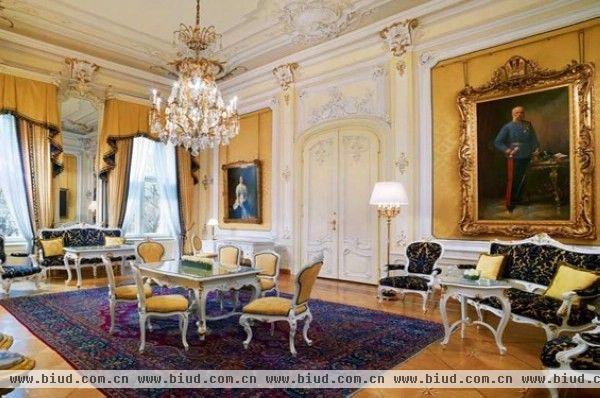 维也纳 帝国酒店 皇家套房 　　 令人喜爱之处：花瓶里盛满了很多粉色的玫瑰，清晨阳光泻入室内。 　 琐事：马桶在一个小屋内。