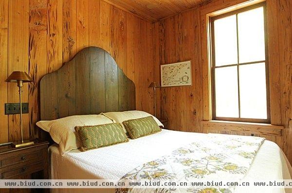 轻易装扮出一个斯堪的纳维亚风情的家。其要点在于：木质细节，如窗棱、墙面等利用实木装饰；线条凌厉的家具，多直线；金属质感；以及，抢眼的织物。