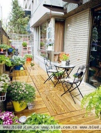 将自己家中的阳台打造成一个属于自己和家人休闲放松的小天地。