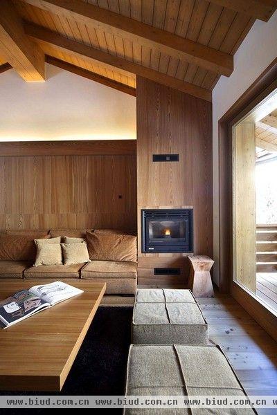 走进这间房子的时候，你一定会感到不可思议，几乎视野所及都是木材建造。这样的材质使得整个空间看起来温馨而简洁。打造这所公寓的意大利设计师Gianluca Fanetti希望这个空间是美丽、优雅和浪漫的。客厅里的壁炉，椅子上的毛毯都充满了暖意，营造出欢迎的氛围。