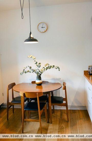 圆形的餐桌在收纳的时候不甚方便，在靠墙侧的圆弧可以因应需要向下折叠，靠墙摆放更加节省空间。真皮椅垫让人在寒冷的冬天更加温暖，黑色的原木色的搭配给人稳重、务实的感觉。