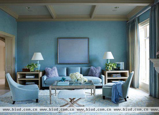 很少有人像托比这样大胆使用蓝色。她将这个美丽的起居室用有层次感的淡蓝色包围起来了。墙上刷的浅蓝色威尼斯灰浆，给人感觉模糊而安静。