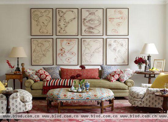 在这间波西米亚风格的卧室上，设计师丹尼尔使用了古董和印度伊卡特，花朵，条纹样式，主人的现当代收藏艺术品与整体融为一体，包括沙发上方这一系列Andrew Lord的作品。