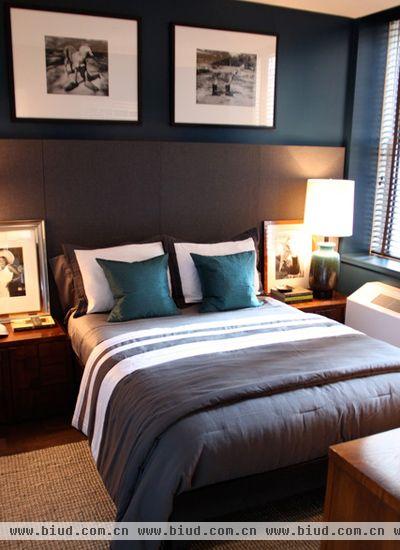 为了凸显寝室的隐秘性特点，屋主用了灰绿色粉刷墙面，为避免颜色深沉而带来压抑感，天花板位置保持了白色的粉刷。床上搭配使用了墨绿色、白色、灰色的床上四件套，保持设计用色的统一性。