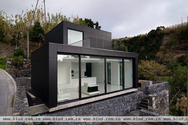 这间度假别墅由N2X Aarquitectos设计公司打造，位于葡萄牙亚述尔群岛。