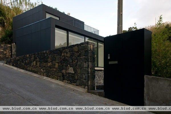 这间度假别墅由N2X Aarquitectos设计公司打造，位于葡萄牙亚述尔群岛。