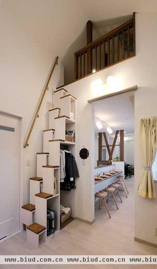 如何收纳一直是小空间关注的问题。利用墙壁的高度，将楼梯打造成高度不一的收纳格，既能存放皮箱一样的大件生活物品，也可以作为简易的实用衣橱。巧妙的设计正是日式家居对‘精’的追求体现，独具创意的设计增添了空间的立体感，精巧的样式更是让人觉得灵动活泼。