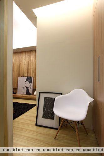  空间内部采用大自然元素，用木质营造温润的温馨都会宅，如电视墙的梧桐风化木，沙发背墙立面框架的枫木实木皮、架高区的集层材实木地板，木头纹理跃然于场域之中。也为增加空间的开阔感。