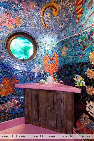 这间浴室位于巴西的一家主题旅馆，旅馆的每一个房间都由不同的艺术家打造设计，在艺术家天马行空的创作下，就有了如此神奇的浴室。步入这里，被眼前的世界所震撼，这简直就是一艘海底潜水艇。漂亮的瓷砖，打造了完美的海底世界，置身其中，仿佛就在神秘的深海之中。在里面泡个澡，仿佛眼前就有小鱼游过，是不是很有趣。