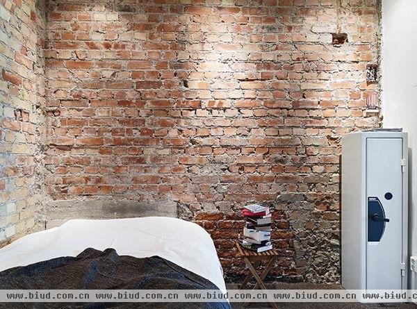 来自 Stadshem 最新出售的公寓，客厅选用了华丽的古董壁纸，卧室则选用砖墙，似乎跟常见空间颠倒使用。是不是让你一进门就感觉到强烈的风格呢？别再把事情想的太复杂了，搞定你家的墙面，也就是搞定你家的门面。