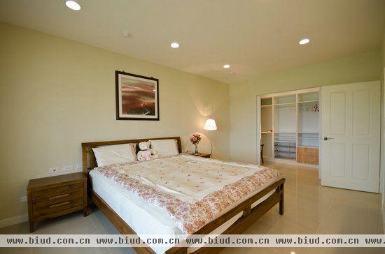 配合屋主已购入的柚木床架及床头柜，蔡设计师以稻色作为壁面的主色调，带出柔和温暖的放松感。