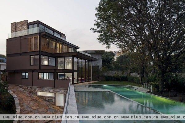 位于巴西圣保罗这座名为AM House的住宅是建筑事务所Drucker Arquitetura最近完成的作品。首先映入眼帘的是AM House阶梯状的外观，大量玻璃的运用使其别具现代感。