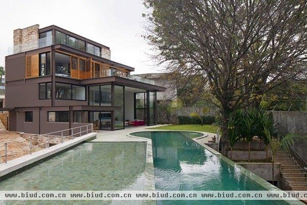 位于巴西圣保罗这座名为AM House的住宅是建筑事务所Drucker Arquitetura最近完成的作品。首先映入眼帘的是AM House阶梯状的外观，大量玻璃的运用使其别具现代感。