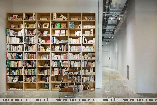 由日本的 Schemata 建筑事务所设计，Hue+ 是一系列设施无缝集成为摄影工作室的多用途空间。设计师希望以“食”作为特定主题的视觉表达来进行摄影探索。多用途的概念定义了 Hue+ 绝不是像常规摄影工作室那样只是一个用来拍照的封闭空间，Hue+ 是办公室，是一间咖啡馆，图书馆和厨房，一切的可能性都由使用者决定，让他们除了实用目的之外能够享受和体验空间。