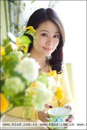 林心如（Ruby Lin），中国台湾著名女演员、歌手、电视剧制作人。17岁时以兼职广告模特开始了自己的演艺生涯。1998年在《还珠格格》系列一剧中因其出色和精湛的演技成功塑造了夏紫薇而一炮走红，其后主演的民国剧《半生缘》、时装剧《男才女貌》而在大陆地区获得较高人气，家喻户晓，以及近年的《美人心计》和新版《三国》均成为经典长红剧集。