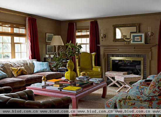 殖民复兴别墅坐落于纽约Lattingtown, 由麦格设计，座椅安排在了壁炉的位置。“房间里有火炉的时候，你就想围上去”。他说。即使没有火你也能想象出来。来自Meg Braff 古董装饰的一张大咖啡桌成了沙发和椅子的参照，黄绿色皮椅使得房间更加值得欣赏。墙纸是来自Hinson的灰褐色grass布。