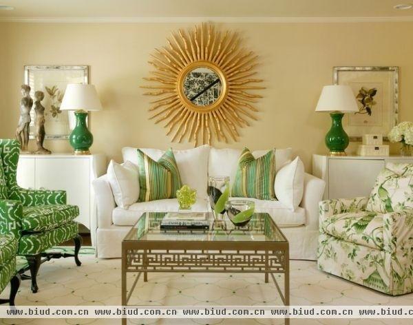 在家居装饰中，肯定少不了绿色的装扮，多数人都会养一些盆栽，让家居也洋溢着一种生命力。对于其它的家居内饰，也可以选一些绿色的软装，随和、柔嫩、清雅、甜美。平和、坚韧是绿色的品格，恬淡中渲染了一种通透的氛围，为你带来10款绿色饰品在家居中的应用。