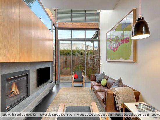 具有线条感的落地玻璃设计让室内充分采光同时也方便欣赏室外风景；客厅就像置身于一个巨型的长方形盒子里，椅子的对称摆设让空间的平衡感更强烈。