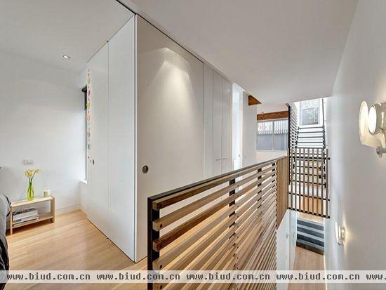 尽管公寓长方形的外观设计在一定程度上限制了空间的大小，但是利用木板条营造出来的线条感和空隙却能在视觉上拓宽空间，再加上纯白色的背景，让人置身于狭小的空间但又不会觉得压抑。