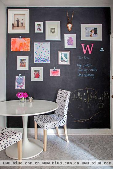 利用有限的角落空间作餐厅，再配上黑板墙作背景和斑点餐椅作点缀，餐厅虽小却别有一番风味。