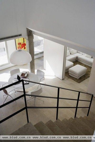 室内空间以简约的白色为主色调，干净清爽，营造了一种优雅的生活氛围。