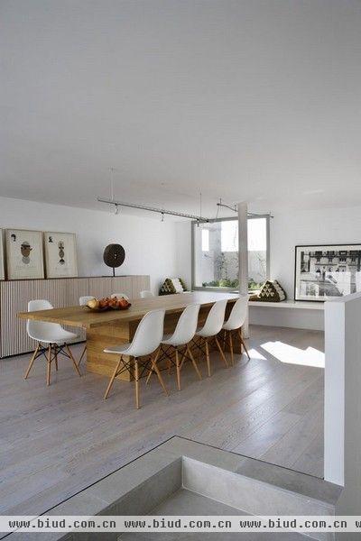 室内空间以简约的白色为主色调，干净清爽，营造了一种优雅的生活氛围。