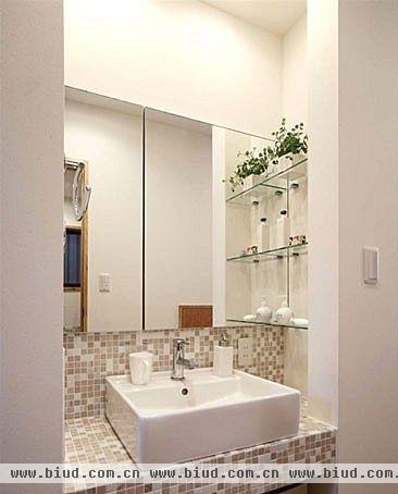 在现代生活中，越来越多的人注重在卫浴间里面营造一种轻松、浪漫的生活氛围。而对于小户型房屋来说，卫浴间的面积非常有限，但可以通过利用墙面装饰，巧设收纳空间和合理结构布局，能使这5平米左右的空间变得清新怡人，整洁舒适。