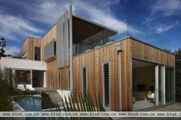 这座外形独特的住宅坐落在新西兰奥克兰赫恩湾的中心区，由Bossley Architects设计完成。限于房屋所处的斜坡地形和周围的环境，房屋的外观被设计成狭长的形状，并采用竖状的雪松木板装饰，摒弃了我们对别墅外型的传统审美观，而以超现代的线面结构来重塑规划一个适合生活的居住空间。