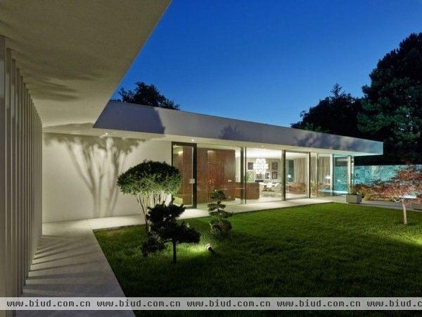 设计师Smertnik Kraut Architekten采用的风格是常见的七八十年代在加州的海岸线边住宅的设计，蓝天白云绿草如茵让你误认为这是在太平洋边上一幢房子的后院。
