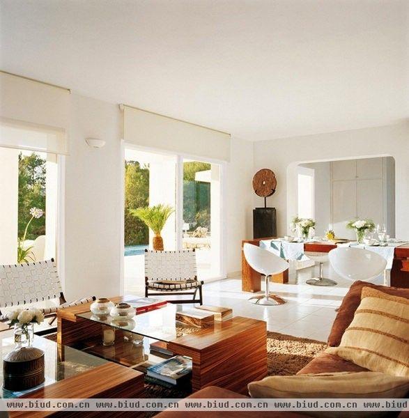 室内采用开放式的设计，实木元素也大面积的使用，让整个家居多了些原生态的味道，尽管接近大自然的设计，简约的摆设，但仍然不乏时尚豪华之感。