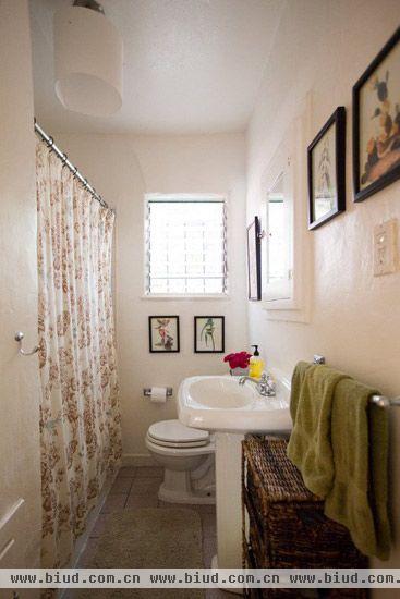 细长的卫浴间的设置也可以做到极为有序而又节省空间的效果。一副大面积的碎花浴帘分开了干湿区，让整个卫浴间显得非常整洁、优雅和大方，同时搭配墙上大量装饰画框，让浴室里面的情调更上一层楼。