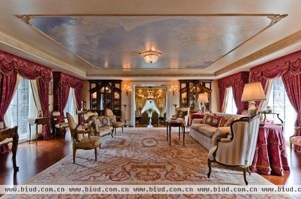 很多豪宅都喜欢装饰成皇室风格，一般以暖色调为主，木质的家具和抽象的壁画，几何图案的地毯，屋子里处处洋溢着高贵典雅的皇室奢华风。今天为你介绍的这几间不同的住宅都是这一风格的绝佳演绎，其中亦不乏如Jennifer Lopez这样的明星豪宅，一起来看看吧。