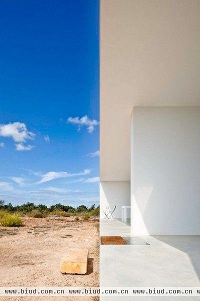 在家加班，恐怕只有用“苦”来形容吧，想必没有多少人想要实践“办公室是我家”这句话，但建筑师 Marià Castello 做到了。在西班牙的 Formentera 岛上，他设计了一处面积达 201 平方米的房屋，通过房屋里滑动的墙壁，来分割出相对私密的空间，既是住宅，又能办公，生活与工作两不耽误。