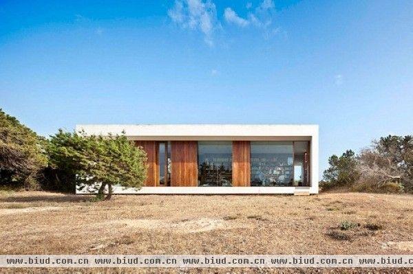 在家加班，恐怕只有用“苦”来形容吧，想必没有多少人想要实践“办公室是我家”这句话，但建筑师 Marià Castello 做到了。在西班牙的 Formentera 岛上，他设计了一处面积达 201 平方米的房屋，通过房屋里滑动的墙壁，来分割出相对私密的空间，既是住宅，又能办公，生活与工作两不耽误。