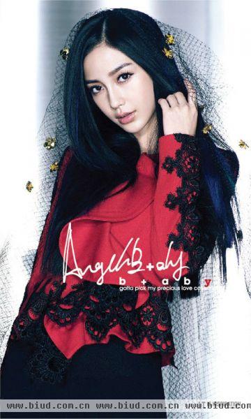 Angelababy（1989年2月28日—），中文名杨颖，出生于上海，13岁时移居香港，有1/4德国血统，著名影星、模特，“新四小花旦”之一。杨颖以其时尚靓丽的外形、活泼可爱的性格深受观众喜爱，有“宅男女神”、“潮流教主”之称，日本传媒更是封她为「香港女神」。