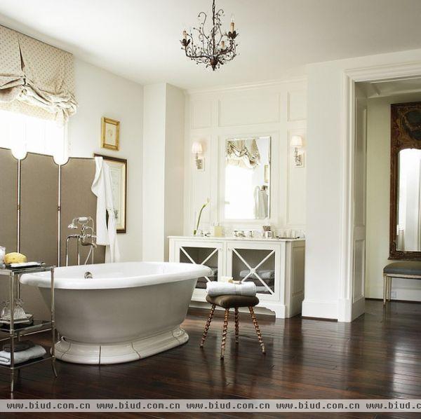 因为是别墅整个空间很大， 所以浴室也是简洁风格，很舒适的环境超大的空间