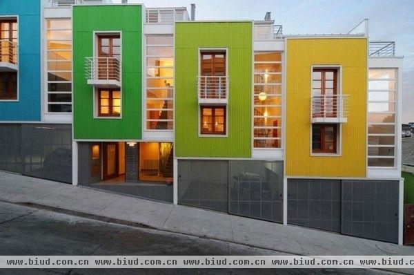 Yungay II阁楼公寓位于智利世界遗产地瓦尔帕莱索郊区，是一栋集体公寓楼。这座城市是智利在太平洋海岸最大的一个港口城。瓦尔帕莱索的景观富有特色，几乎所有的山丘悬崖之间都挤满了色彩丰富的房子。每座跟每座的形状不同，但是他们共同构建出一个和谐融洽的景观。