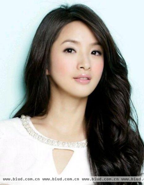 林依晨（Ariel Lin，1982年10月29日—），中国台湾女演员、歌手。2000年参加台北捷运报举办的“第一届捷运超美少女比赛”夺冠。2001年考入国立政治大学韩文系，其后陆续参与MV与广告的拍摄。2002年正式出道，荧屏处女作是《十八岁的约定》。2003年凭借《飞跃情海》入围“金马奖”最佳女主角及最佳新演员。
