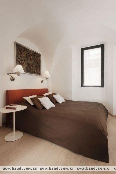 Pan公寓位于意大利罗马，由Carola Vannini Architecture建筑事务所设计完成。在这个逐渐变冷的季节，倾泻一室的阳光使得简约的空间变得温暖无比。