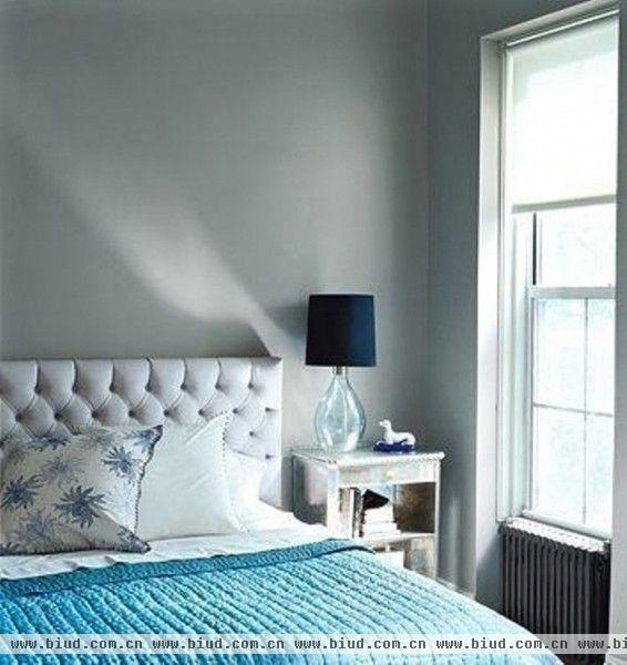 根据心理测试，我们大多数人喜欢的颜色是蓝色的。所有与蓝色的颜色结合最好的是什么呢？首当其冲的是灰色。采用这两种配色的卧室，给人以清新淡雅之感，舒适温馨。