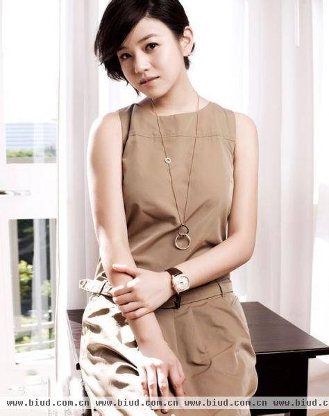 陈妍希[1]（Michelle Chen），中国台湾女演员、歌手、主持人。2006年自美国南加州大学毕业后返回台湾。被可米公司相中签下，首次演出偶像剧《换换爱》。2011年因演出电影《那些年，我们一起追的女孩》中女主角沈佳宜而走红，并凭借该片获得台湾电影金马奖最佳女主角提名。2013年，发行了自己的首张专辑《Me,Myself,And I》：和李连杰，文章合作，出演《不二神探》。